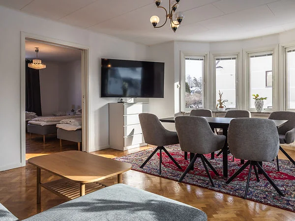 Vardagsrum med soffgrupp, tv och matplats på våning 2 i Borås.
