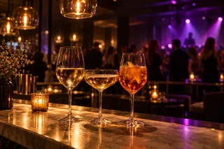 AI-stämningsbild: Bar i varmt kvällsljus